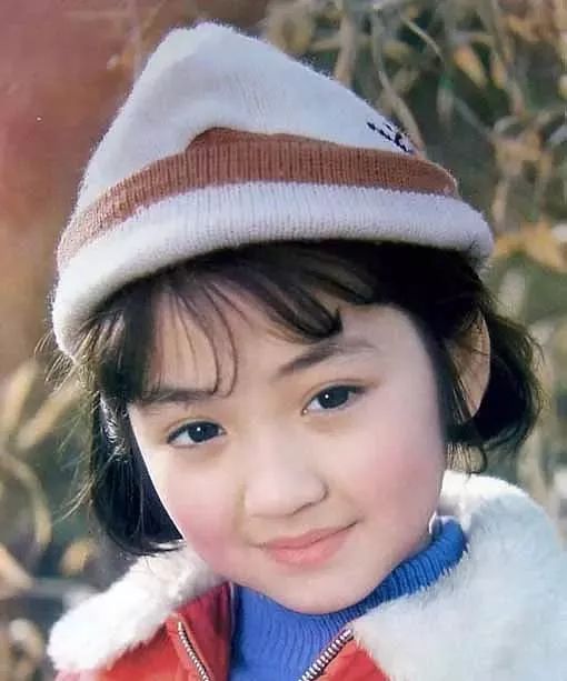 她是城南旧事中的小英子八十年代最美童星如今女儿很可爱