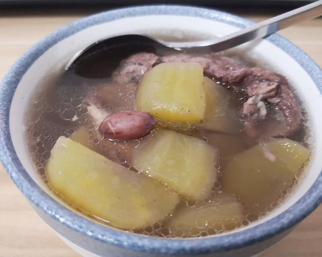 用料雪莲果1个(人多可加量);排骨若干块;花生适量(若喜欢可以多加一点