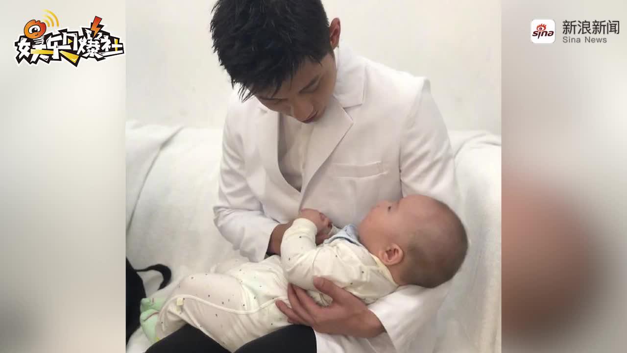 视频:张继科西装抱娃姿势专业 傲娇表示长得帅小孩不哭