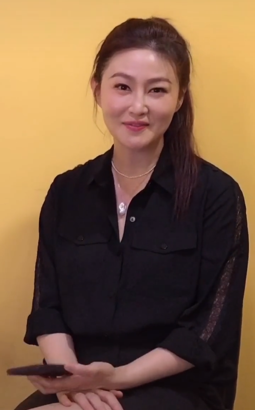 47岁王思懿近照罕曝光素颜露面知性优雅最美潘金莲一点没变