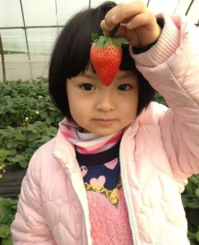 她是城南旧事中的小英子八十年代最美童星如今女儿很可爱