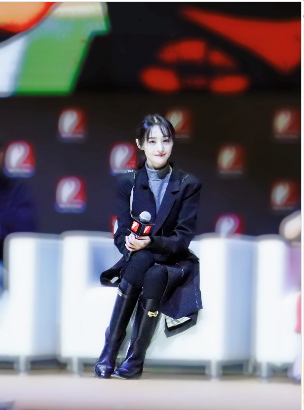 郑爽穿西装式风衣搭配黑色长筒靴,有气场有气质,举止优雅自信!