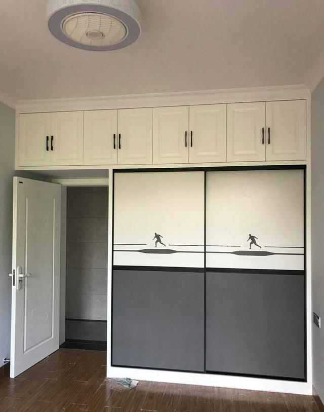 卧室门上面要不要做柜子?对比完实景案例,回家默默打上