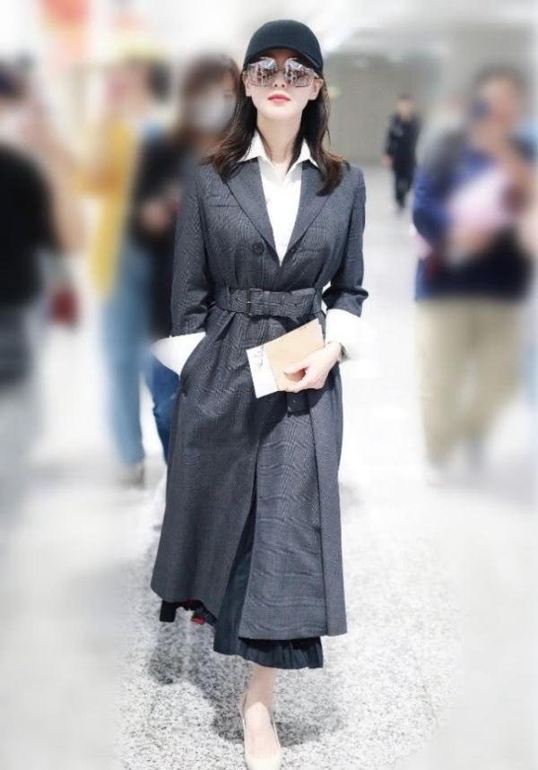 不愧是北舞毕业,刘诗诗穿超飒风衣走路像跳舞似的,剪刀腿亮了