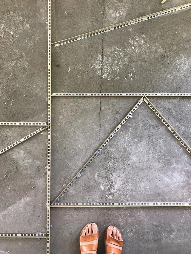 瓷砖根本不用铺波导线缝隙嵌入金属铜条更显档次有钱人家试试