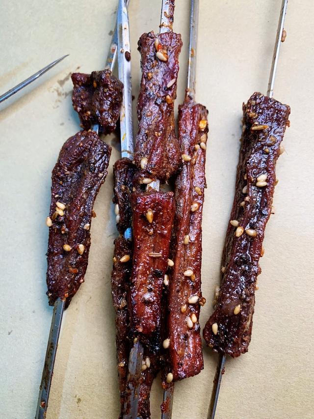 碟鱼头白送烤生烤1块钱小串9毛9长春这家烧烤神店贼火