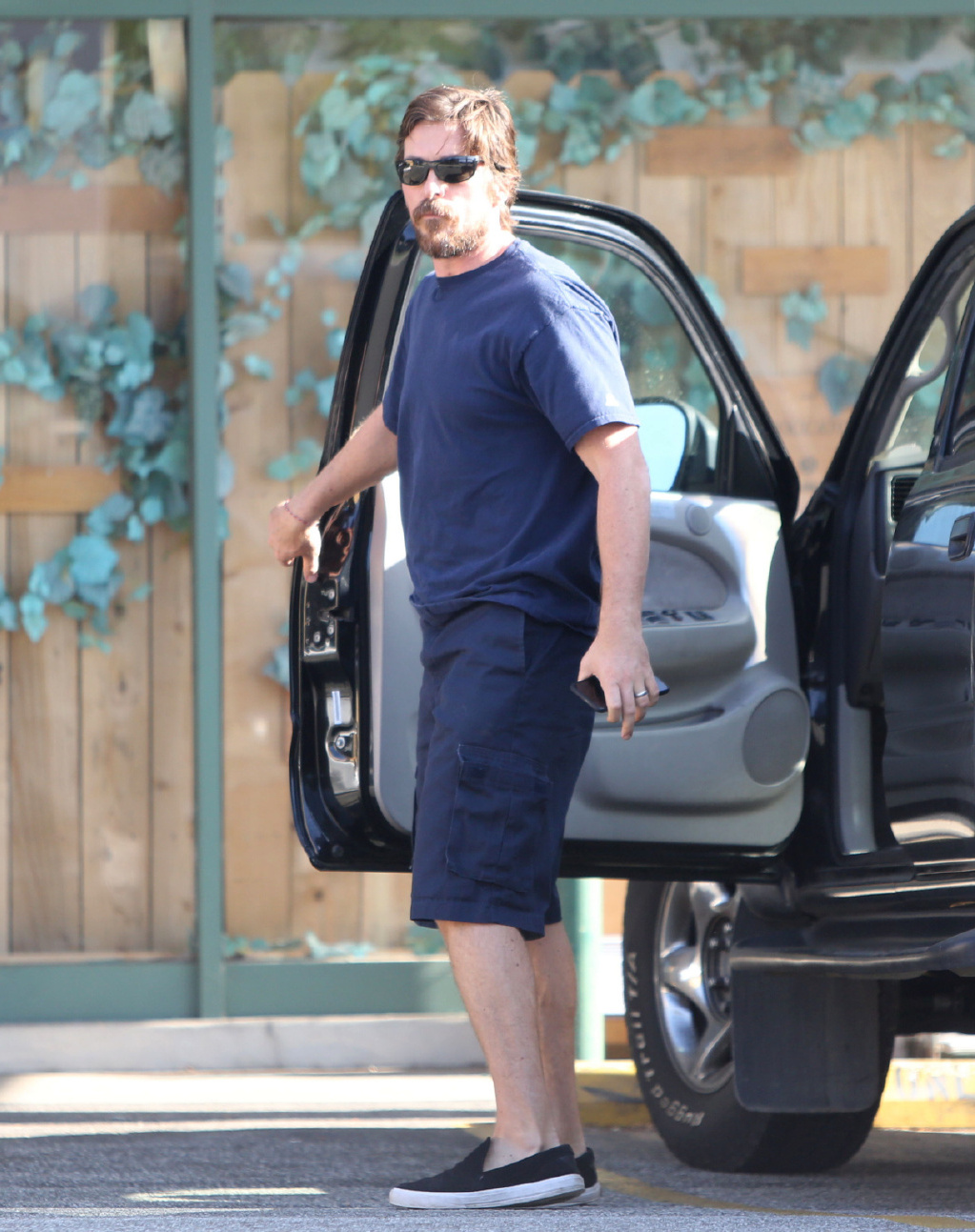 身高183cm的克里斯蒂安·贝尔拍戏时仅有11斤的体重,在镜头前的反复