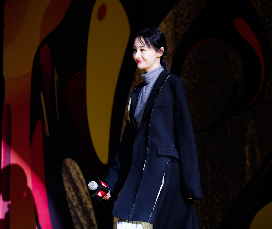 郑爽穿西装式风衣搭配黑色长筒靴,有气场有气质,举止优雅自信!