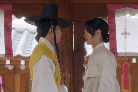 年度沙雕神剧！男主扮女装成<font color=red>最</font>美寡妇，收养女主强吻男二太高能