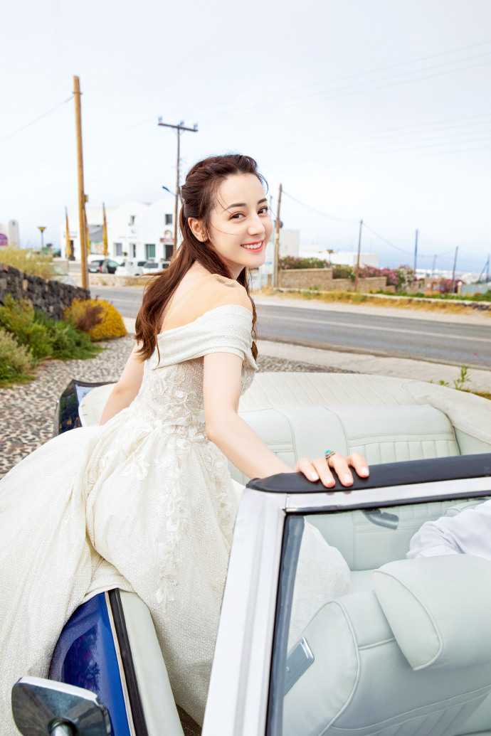 迪丽热巴婚纱照曝光穿洁白婚纱踏上寻爱之旅甜美微笑仙气十足