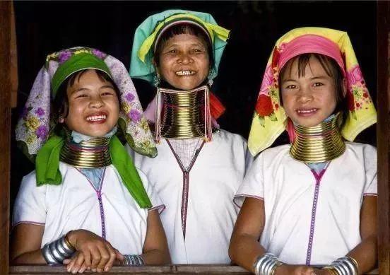 缅甸神秘长颈族,铜环一生只能摘下三次,摘下来的模样让人心疼