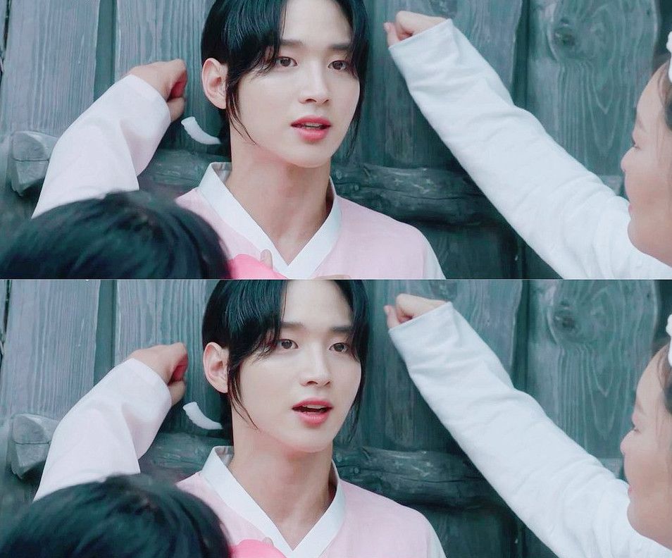 年度沙雕神剧！男主扮女装成<font color=red>最</font>美寡妇，收养女主强吻男二太高能