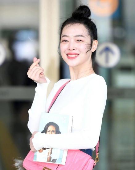 崔雪莉离世后具荷拉哭播悼念好友宋茜取消活动前往韩国