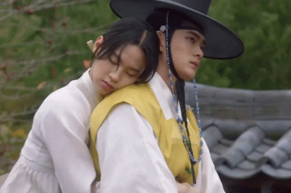 年度沙雕神剧！男主扮女装成<font color=red>最</font>美寡妇，收养女主强吻男二太高能