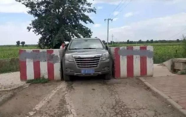 怎么样过限宽的水泥墩?掌握了这个技巧,再也不怕车被刮伤-新浪汽车