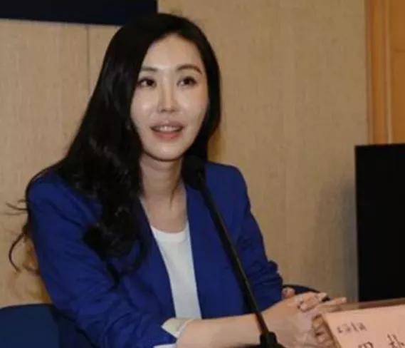 当初,不顾一切嫁给68岁王石的年轻女演员,她现状如何了?
