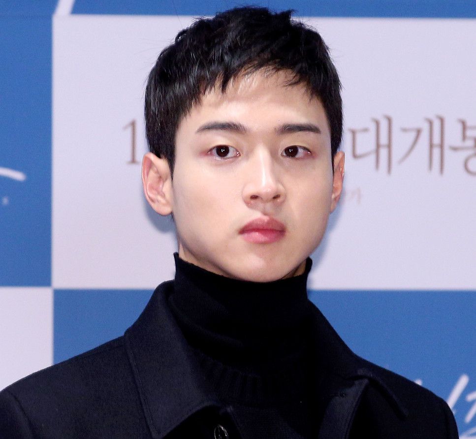 年度沙雕神剧！男主扮女装成<font color=red>最</font>美寡妇，收养女主强吻男二太高能