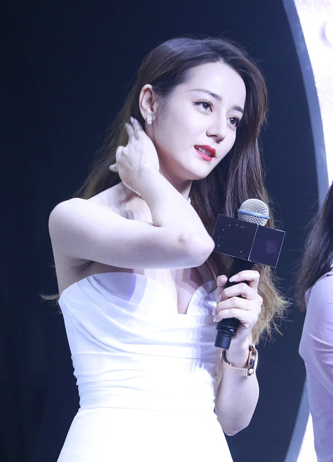 热巴现身活动穿衣"大胆",不时捂住胸口怕走光|迪丽热巴|热巴|走光