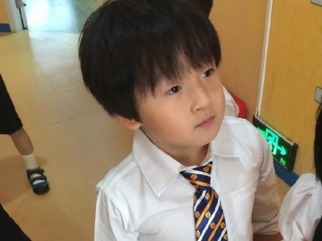 曾因太胖遭吐槽,如今瘦下来帅成偶像剧男主|偶像剧|整容|邹明轩_新浪