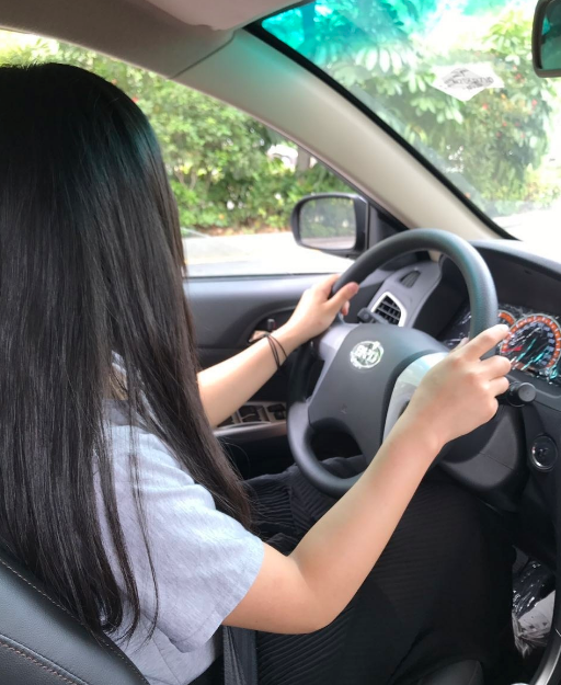 女司机开新车去加油,刚出加油站就被扣12分,交警:不罚你罚谁