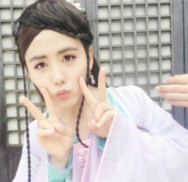 年度沙雕神剧！男主扮女装成<font color=red>最</font>美寡妇，收养女主强吻男二太高能