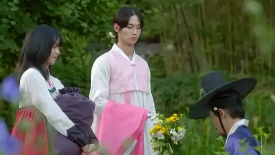 年度沙雕神剧！男主扮女装成<font color=red>最</font>美寡妇，收养女主强吻男二太高能