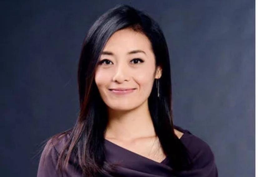 慕林杉毕业于中国传媒大学,自小就有一个主持人的梦想的她在如愿进入