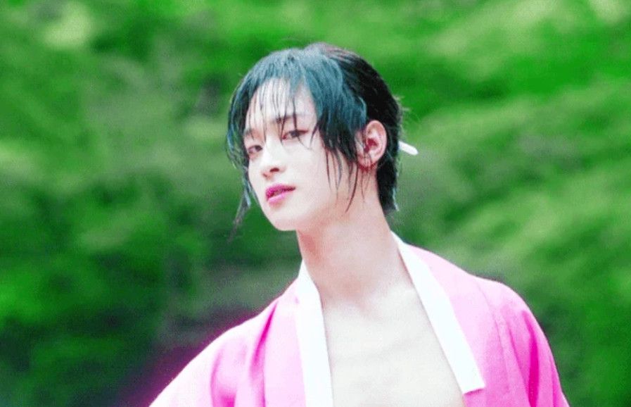 年度沙雕神剧！男主扮女装成<font color=red>最</font>美寡妇，收养女主强吻男二太高能