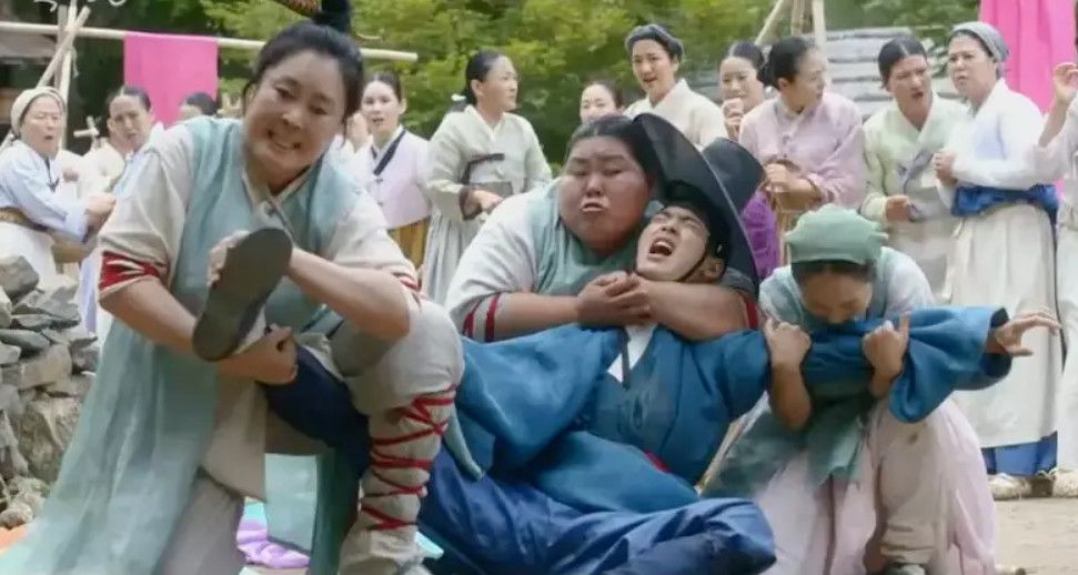 年度沙雕神剧！男主扮女装成<font color=red>最</font>美寡妇，收养女主强吻男二太高能