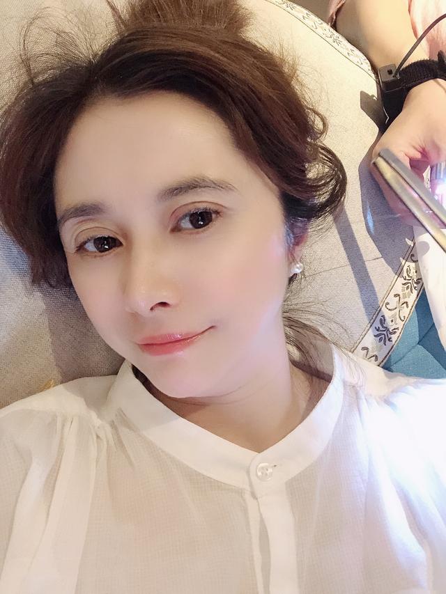 仪琳师妹何美钿近照,43岁嫩得能掐出水,却仍难掩眼角皱纹