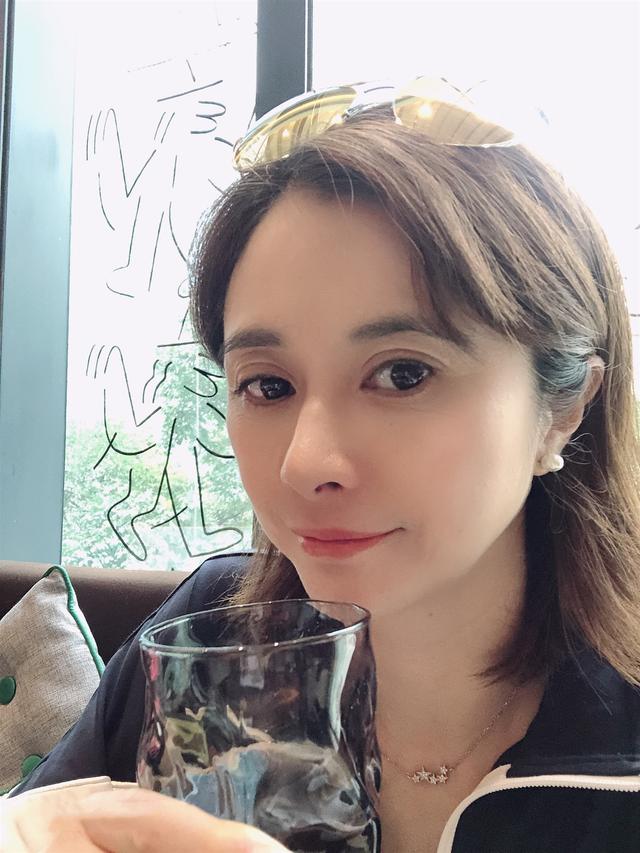 "仪琳师妹"何美钿近照,43岁嫩得能掐出水,却仍难掩眼角皱纹