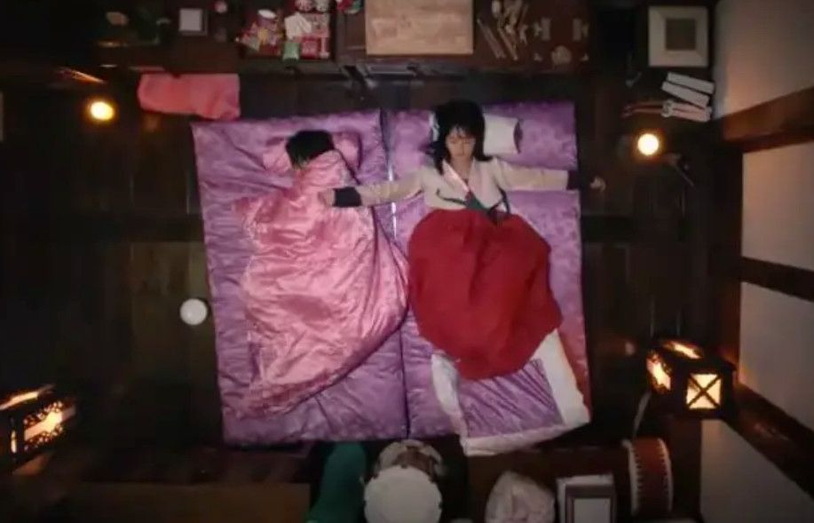 年度沙雕神剧！男主扮女装成<font color=red>最</font>美寡妇，收养女主强吻男二太高能