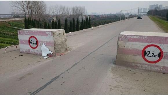 怎么样过限宽的水泥墩?掌握了这个技巧,再也不怕车被刮伤