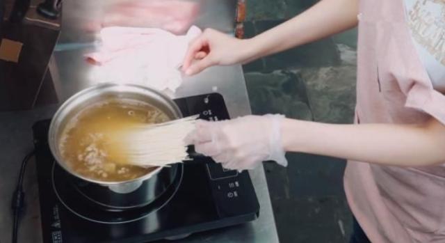 有种炫富叫郎朗老婆做饭别人都很接地气唯独她与众不同