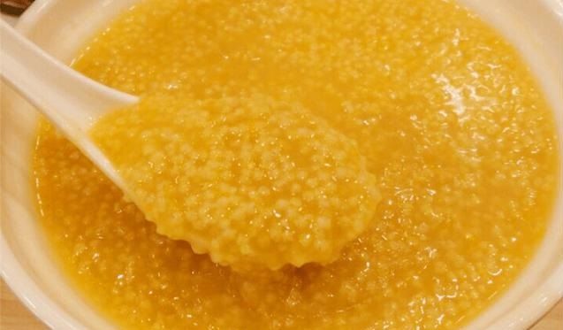 冬季做燕麦小米芹菜粥暖胃养身又美味