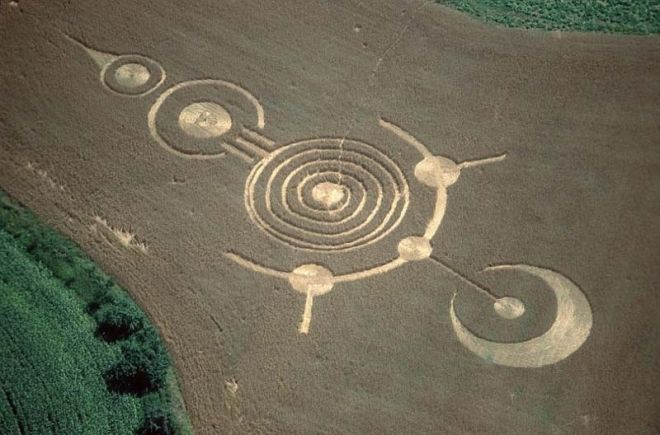 英国农场出现麦田怪圈这次是阿波罗登月图案是谁干的