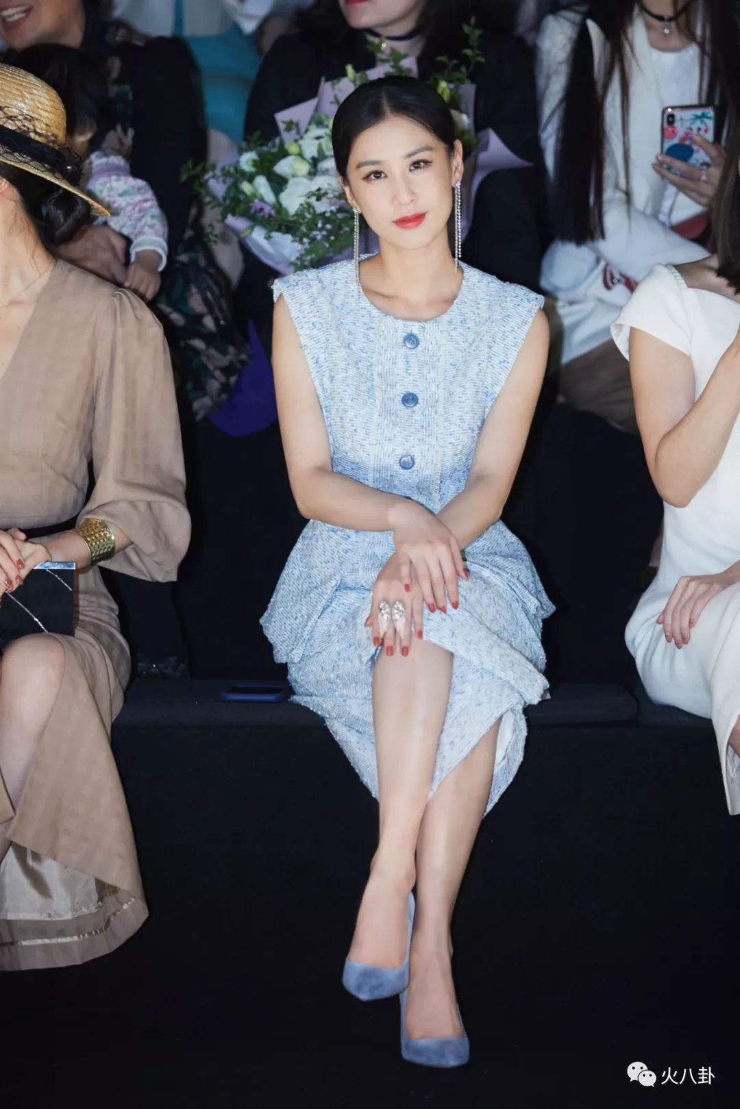 黄圣依优雅亮相上海时装周马卡龙蓝背心套装引领2020春夏新风尚