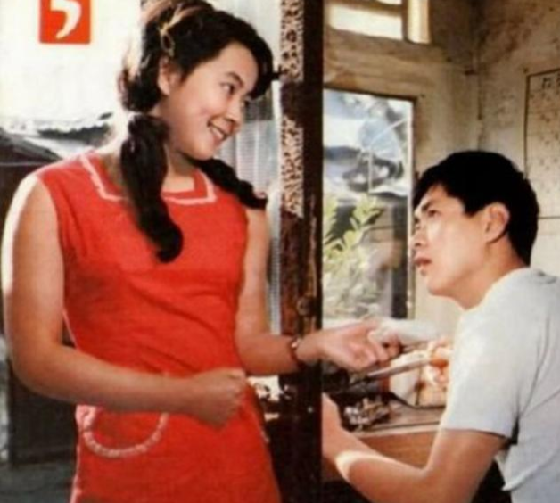 61岁迟志强近照曝光,夫人罕见露面,他曾唱铁窗泪等歌曲|铁窗泪|迟志强|歌曲_新浪新闻