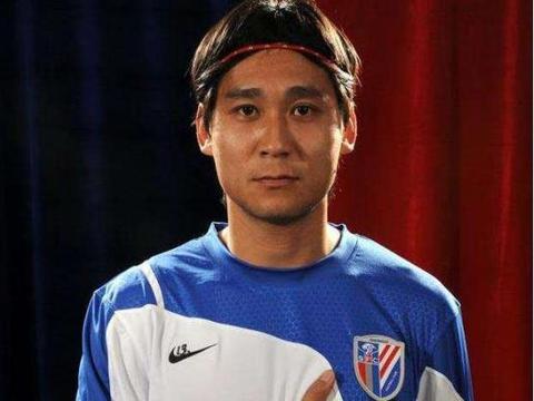 他是申花百场先生,奈何被吴承瑛压制,32岁才第一次进入国家队