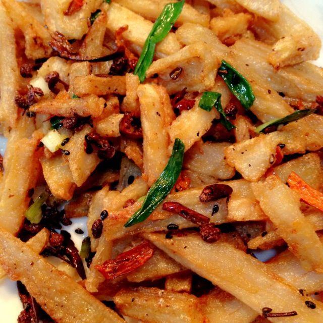 干煸藕丝,颜色金黄,味道酸甜口感微辣酥脆