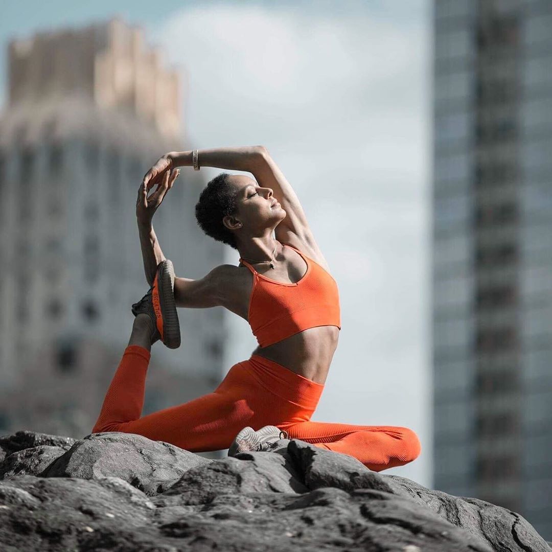 运动博主都好有魅力,赵依侬更是活力四射,室外瑜伽更要仔细练习