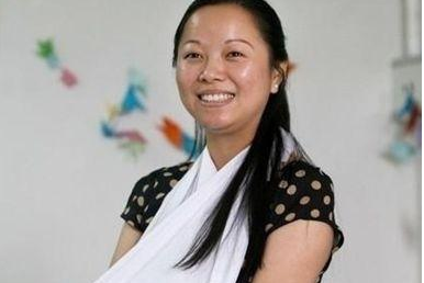 8年前女童10楼坠落,她直接空手接住,"最美妈妈"如今过得怎样