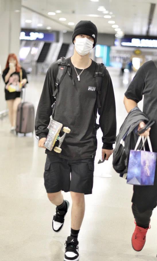 最近又火了王一博的"橙汁a锥",就是这款aj,看着还有点像橙汁的颜色