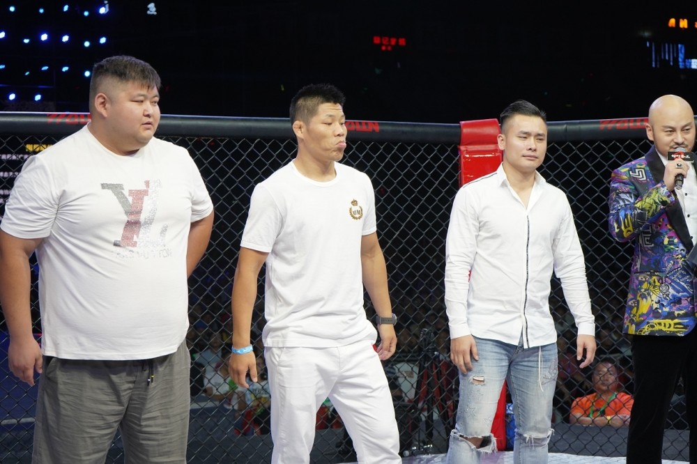 敖日格勒被外国拳王扇耳光羞辱李景亮急了冲进擂台镇场子