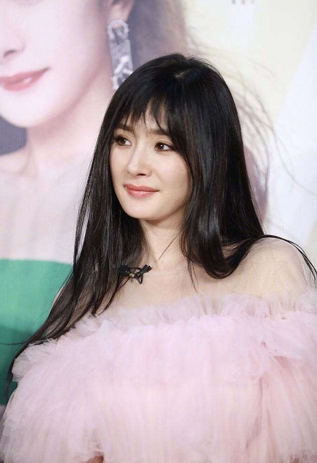 杨幂再现大方脸?粉嫩少女裙配烟熏妆,空气刘海像极了刚出道的她