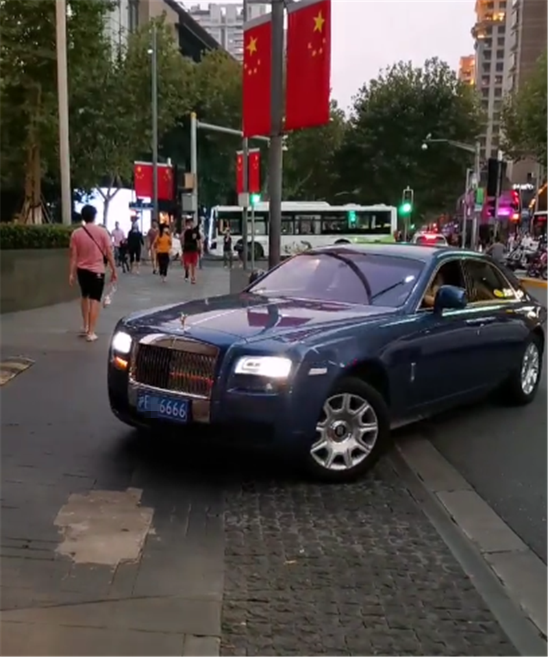 沪E牌劳斯莱斯,落地740万,选配24万金标,