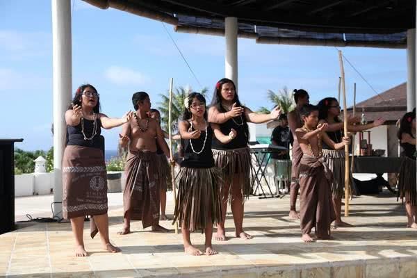 关岛的一个古老的部落,男人喜欢纹身,女人的遮羞物是一些贝壳!