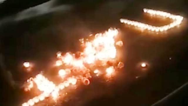 摆蜡烛表白被大学保安踢翻 高校：出于安全考虑