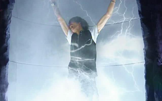 西钊和坤中两人本就是好朋友,坤中为了拉西钊入队,做出了很多的努力.