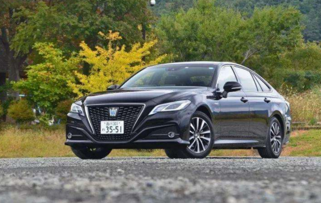 丰田新皇冠来袭,搭2.5l 四驱,气势不输奥迪a6l